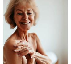Huidverzorging tijdens de menopauze: voordelen van plantaardige oestrogenen en skincare met fyto-oestrogenen